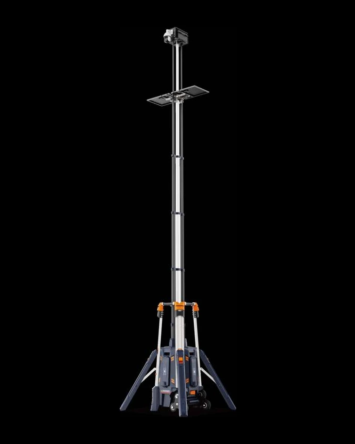 Torre GD-500 desplegada con cámara en el cabezal y bandeja de montaje en el mástil