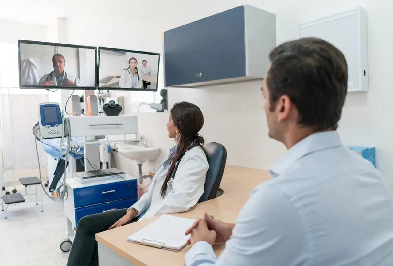 Remote consultation with physicians on videoconference screens
